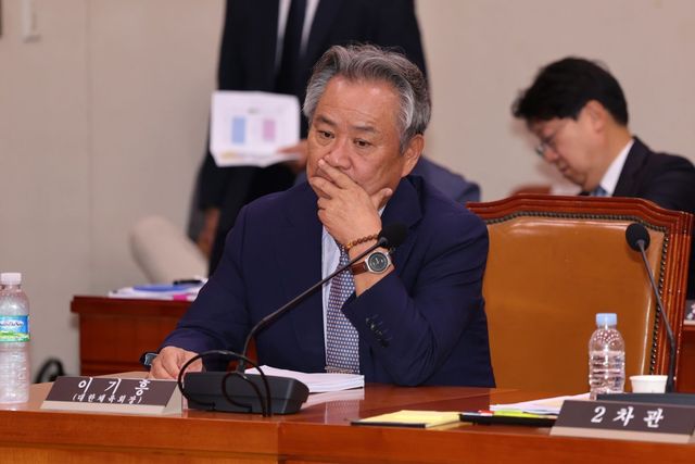 이기흥 대한체육회장이 지난 10월24일 오후 서울 여의도 국회 문화체육관광위원회에서 열린 대한축구협회 등에 대한 현안질의에 출석 의원들의 질의에 답하고 있다. 장승윤 기자 tomato99@donga.com