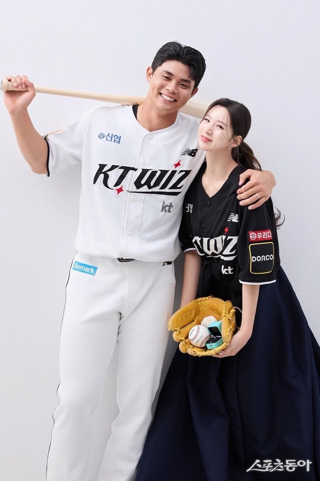 22일 웨딩마치를 울리는 KT 권동진(왼쪽)과 신부 김선유 씨. 사진제공｜KT 위즈