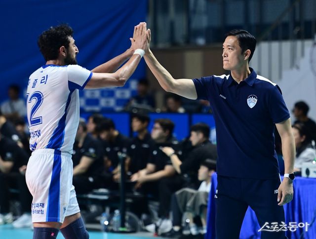 삼성화재 ‘특급 아시아쿼터’ 파즐리(왼쪽)가 4일 장충체육관에서 열린 우리카드와의 V리그 원정경기에서 득점에 성공하자 김상우 감독이 축하해주고 있다. 장충｜ 주현희 기자 teth1147@donga.com