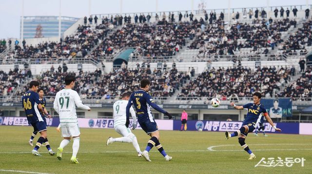 K리그1 10위 전북과 K리그2 2위 서울 이랜드가 8일 전주월드컵경기장에서 승강PO 2차전을 치른다. 생존과 승격이 동시에 걸린 무대다. 전북의 2-1 승리로 끝난 1일 목동종합운동장에서 열린 1차전 모습. 목동｜ 주현희 기자 teth1147@donga.com