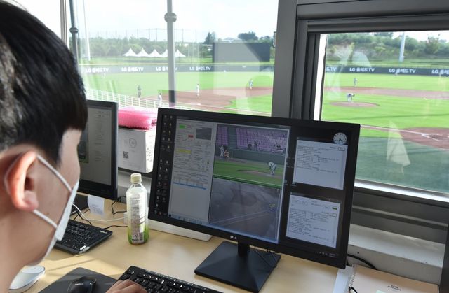 경기운영요원이 ABS 측정 결과를 확인하고 있다. 뉴시스