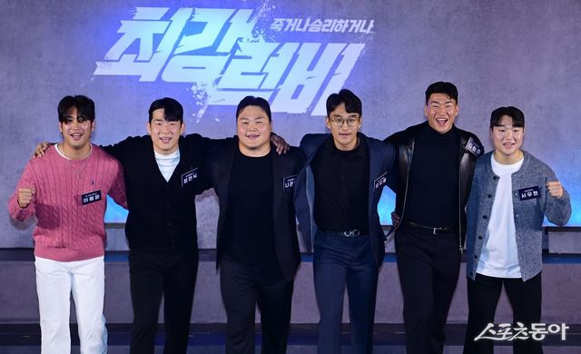 왼쪽부터 이용운 OK 읏맨 럭키단, 현대글로비스 정연식, 한국전력공사 나관영, 포스코이앤씨 오지명, 고려대학교 김원주, 연세대학교 서우현이 5일 서울 용산구 CGV용산아이파크몰에서 열린 넷플릭스 ‘최강럭비: 죽거나 승리하거나’ 제작발표회에서 포즈를 취하고 있다. 주현희 기자 teth1147@donga.com