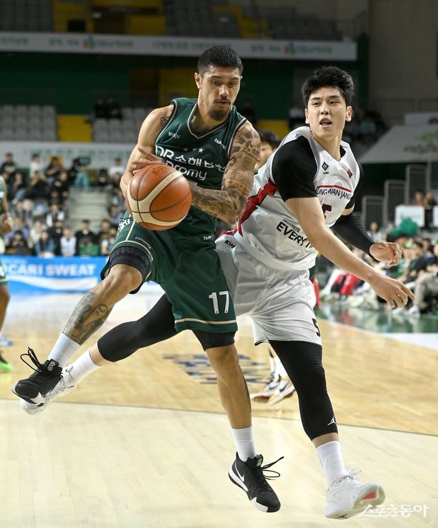 DB 알바노(왼쪽)가 4일 정관장과 홈경기에서 리바운드를 따내고 있다. 원주｜김종원 기자 won@donga.com