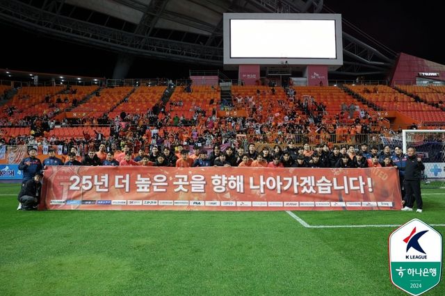 ‘하나은행 K리그1 2024’에서 2시즌 연속 파이널 B에 그친 제주 유나이티드는 2025시즌 다시 ACL 티켓에 도전한다. 김학범 감독과 스카우트 진이 새 외국인 선수를 관찰하기 위해 유럽으로 떠난 가운데, 선수단도 이달 18일 조기소집해 담금질에 나선다. 사진제공｜한국프로축구연맹