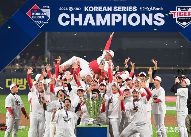 우승 세리머니를 펼치는 KIA 선수들. 스포츠동아 DB