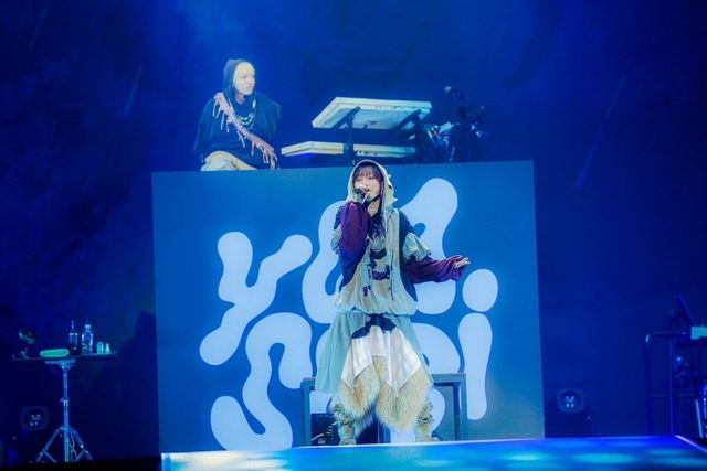 요아소비를 이끄는 여성 보컬 이쿠라(앞)와 멤버 아야세 사진제공|리벳(LIVET), KATO SHUMPEI, RISA NISHIMURA