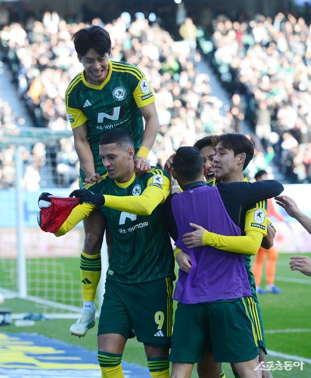 전북 티아고(9번)가 8일 전주월드컵경기장에서 열린 K리그 승강 PO 2차전 후반 4분 헤더 동점골을 터트린 뒤 동료들의 축하를 받고 있다. 전북의 극적인 K리그1 잔류를 이끈 한 방이었다. 전주｜주현희 기자 teth1147@donga.com