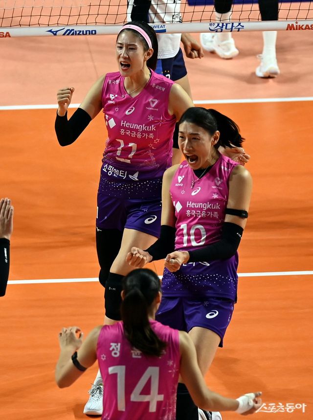 흥국생명 김연경(10번)이 5일 인천삼산월드체육관에서 열린 V리그 여자부 홈경기에서 IBK기업은행을 상대로 득점한 뒤 포효하고 있다. 인천｜ 김민성 기자 marineboy@donga.com