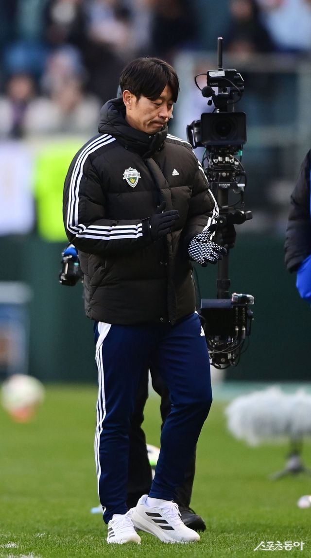 김두현 전북 감독이 8일 전주월드컵경기장에서 열린 K리그 승강 PO 2차전에서 서울 이랜드를 꺾고 K리그1 잔류를 확정한 뒤 홀로 손뼉을 치고 있다. 전주｜주현희 기자 teth1147@donga.com