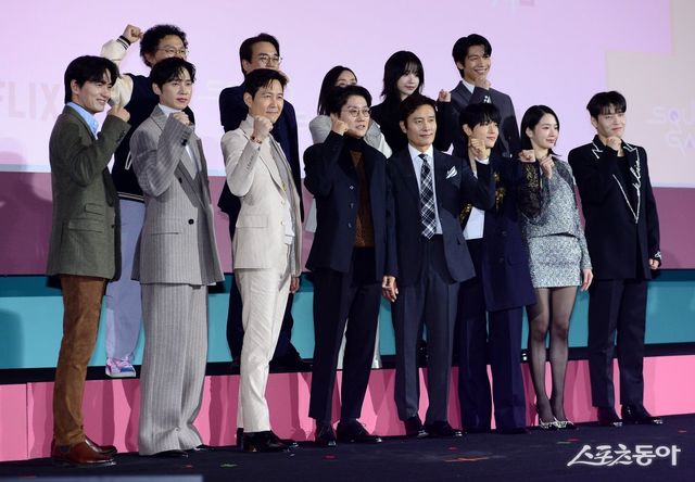 9일 서울 중구 동대문디자인플라자(DDP)에서 넷플릭스 ‘오징어 게임’ 시즌2 제작발표회가 열렸다. 뒷열 시계방향부터 양동근, 이서환, 강애심, 조유리, 위하준, 강하늘, 박규영, 임시완, 이병헌, 이정재, 박성훈, 이진욱이 카메라를 향해 포즈를 취하고 있다. 김민성 기자 marineboy@donga.com