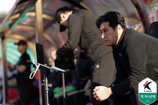 안양의 K리그1 승격을 이끈 유병훈 감독(오른쪽)은 더 치열한 무대에서도 물러서려 하지 않는다. K리그1에서 오히려 수비라인을 더 올려 상당히 맞서겠다는 의지다. 사진제공｜한국프로축구연맹