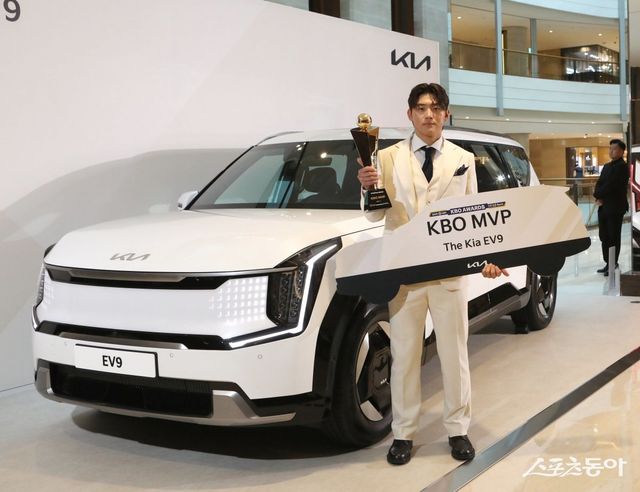 26일 서울 송파구 롯데호텔 월드에서 열린 2024 KBO 시상식에서 KBO 리그 정규시즌 최우수선수(MVP)에 선정된 KIA 김도영이 부상으로 받은 자동차 앞에서 기념촬영을 있다. 김종원 기자 won@donga.com