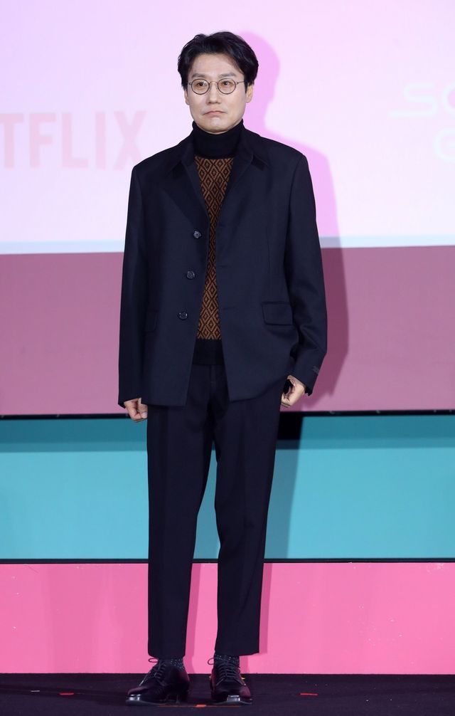 [서울=뉴시스] 김혜진 기자 = 황동혁 감독이 9일 오전 서울 중구 동대문디자인플라자(DDP)에서 열린 넷플릭스 시리즈 ‘오징어 게임’ 시즌2 제작발표회에서 포즈를 취하고 있다. 2024.12.09. jini@newsis.com