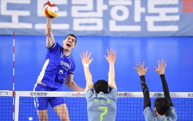 마테우스(뒤)가 V리그 남자부 한국전력에 합류한다. 엘리안의 부상 이탈 후 외국인 주포 부재에 시달린 한국전력은 숱한 어려움을 딛고 마테우스 영입에 성공했다. 사진제공｜KOVO