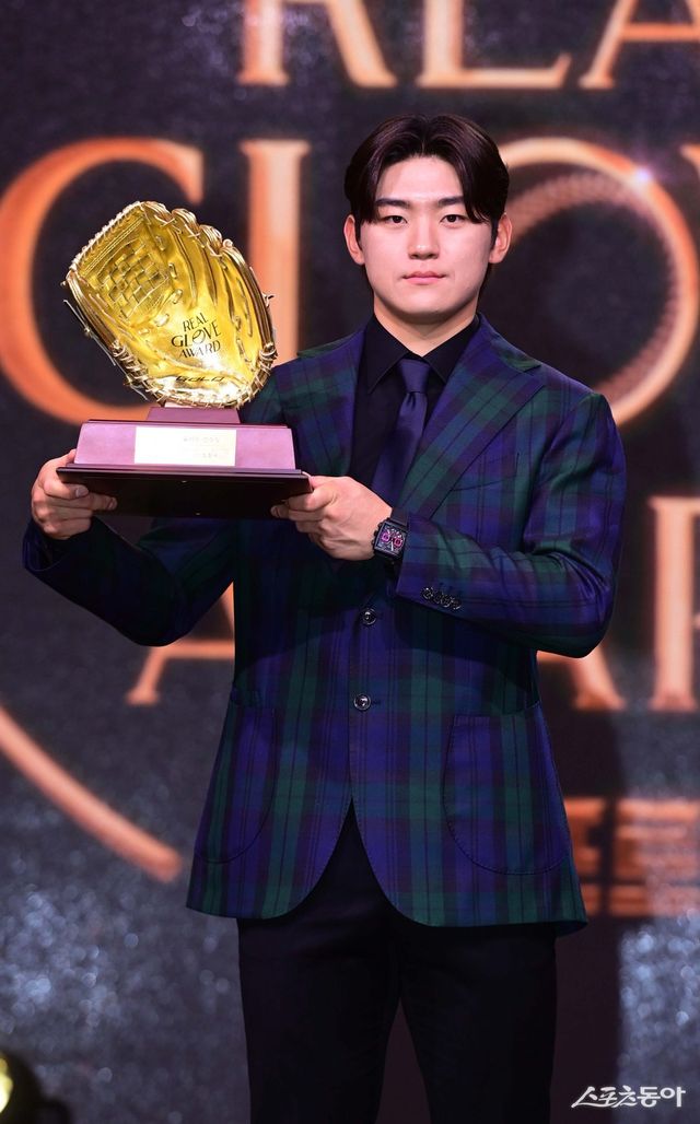 1일 서울 용산구 한남동 그랜드하얏트 서울에서 열린 한국프로야구선수협회 ‘2024 컴투스프로야구 리얼글러브 어워드’에서 올해의 선수상을 수상한 KIA 김도영이 기념 촬영을 하고 있다. 주현희 기자 teth1147@donga.com