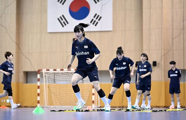 여자핸드볼대표팀이 20일 진천국가대표선수촌에서 열린 미디어데이를 마친 뒤 실내훈련을 하고 있다. 사진제공 | 대한핸드볼협회