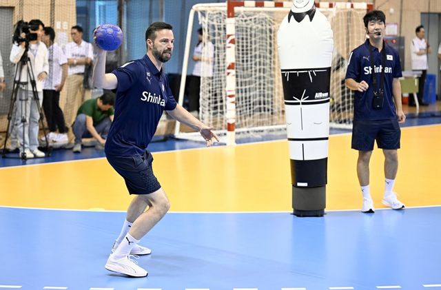 헨리크 시그넬 여자핸드볼대표팀 감독(앞)이 20일 진천국가대표선수촌에서 열린 미디어데이를 마친 뒤 선수들과 실내훈련을 하고 있다. 사진제공 | 대한핸드볼협회