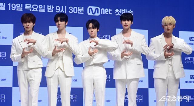 그룹 원어스가 19일 서울 강남구 논현동 엘리에나호텔에서 열린 CJ ENM Mnet ‘로드 투 킹덤: ACE OF ACE‘ 제작발표회에서 포즈를 취하고 있다. 주현희 기자 teth1147@donga.com