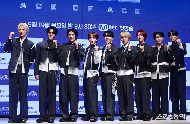 그룹 크래비티가 19일 서울 강남구 논현동 엘리에나호텔에서 열린 CJ ENM Mnet ‘로드 투 킹덤: ACE OF ACE‘ 제작발표회에서 포즈를 취하고 있다. 주현희 기자 teth1147@donga.com