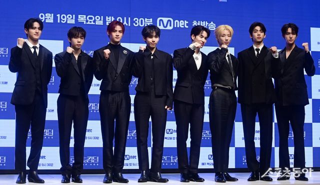 그룹 에잇턴이 19일 서울 강남구 논현동 엘리에나호텔에서 열린 CJ ENM Mnet ‘로드 투 킹덤: ACE OF ACE‘ 제작발표회에서 포즈를 취하고 있다. 주현희 기자 teth1147@donga.com