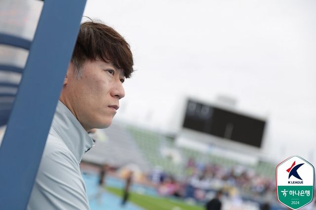 김은중 수원FC 감독이 21일 수원종합운동장에서 열린 김천과 K리그1 31라운드 홈경기를 안타깝게 지켜보고 있다. 수원FC는 ‘손준호 리스크’에 단단히 발목을 잡혔다. 사진제공｜한국프로축구연맹
