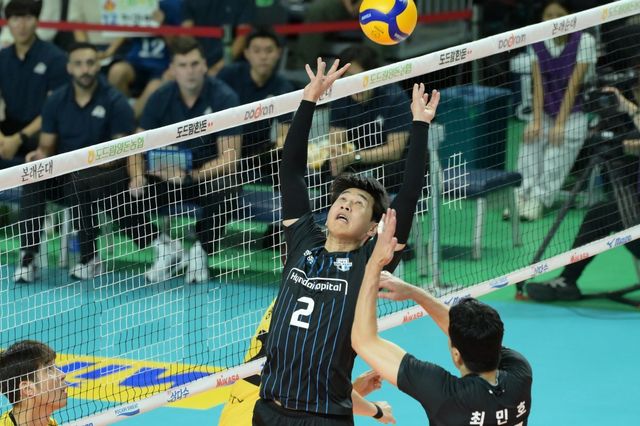 2024 KOVO컵에 출전한 남자부 7개 구단의 주요 이슈는 세터 문제다. 한선수를 보유한 대한항공, 한태준이 급성장한 우리카드를 제외한 나머지 5개 구단은 여전히 고민이 크다. 현대캐피탈 이현승(가운데)을 비롯해 올 시즌 기회를 잡은 자원들의 분발이 절실하다. 사진제공｜KOVO