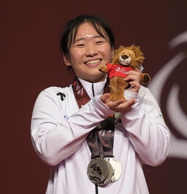 전희수가 25일(한국시간) 스페인 레온에서 열린 2024 세계주니어역도선수권대회 여자 76㎏급 경기에서 인상, 용상, 합계 모두 은메달을 차지한 뒤, 시상식에서 기념 촬영하고 있다. 사진제공 ㅣ 국제역도연맹