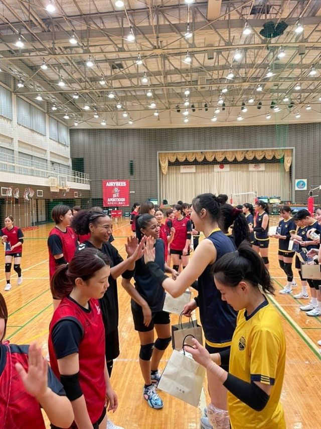 일본 전지훈련에 참가한 양효진 등 현대건설 선수단이 연습경기와 합동훈련 파트너로 나선 덴소 선수단에 마스크팩 등 선물을 전달하고 있다. 사진제공｜현대건설 배구단