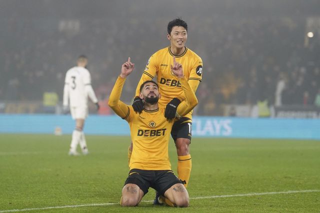 Wolverhampton Wanderers‘ Matheus Cunha, front, celebrates after Hwang Hee-Chan, top, scored their side’s second goal during the English Premier League soccer match between Wolverhampton Wanderers and Manchester United at the Molineux Stadium, Wolverhampton, England, Thursday, Dec. 26, 2024. (David Davies/PA via AP)