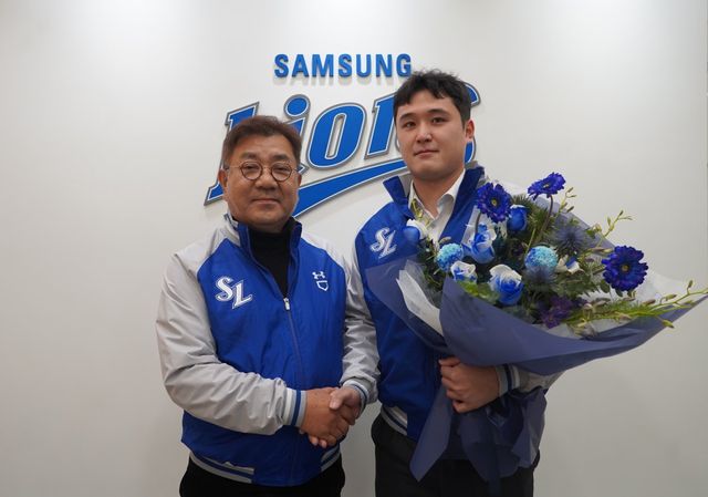 최원태(오른쪽)가 FA 계약을 마친 뒤 유정근 구단 대표이사와 기념 촬영을 하고 있다. 사진제공｜삼성 라이온즈