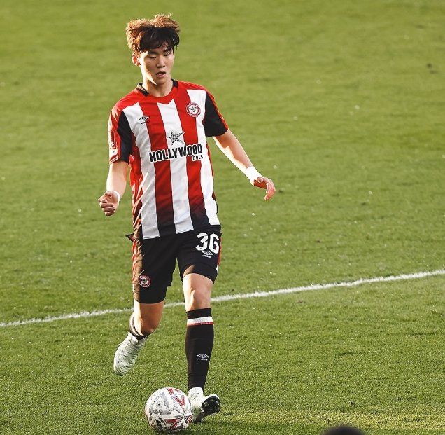 브렌트퍼드 김지수가 12일(한국시간) 지테크 커뮤니티 스타디움에서 열린 플리머스와 2024~2025시즌 잉글랜드 FA컵 3라운드 홈경기에서 패스를 시도하고 있다. 사진출처｜브렌트퍼드 SNS