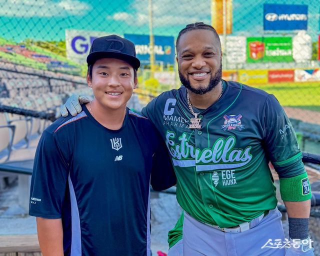 지난달부터 도미니카공화국에서 훈련하고 있는 KT 강민성(왼쪽)이 도미니카 윈터리그에서 뛰는 로빈슨 카노와 밝게 웃고 있다. 사진제공｜강민성