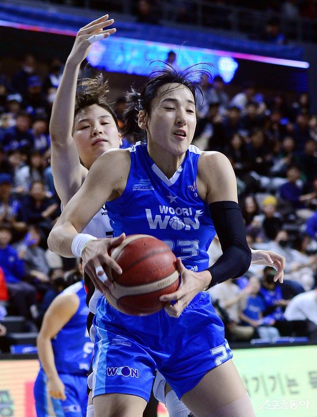 우리은행 김단비(앞)가 12일 아산이순신체육관에서 열린 ‘하나은행 2024-2025 여자프로농구’ BNK 썸과 홈경기 도중 리바운드를 따내고 있다. 아산｜김민성 기자 marineboy@donga.com