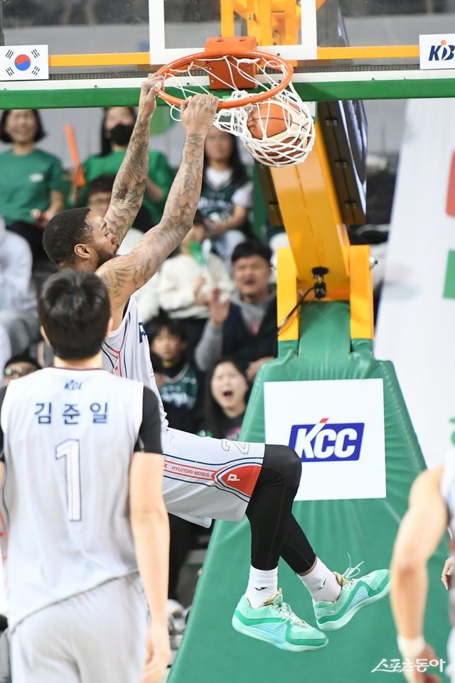 현대모비스 숀 롱이 12일 원주종합체육관에서 열린 DB와 원정경기 도중 강력한 투핸드 덩크슛을 터트리고 있다. 사진제공｜KBL