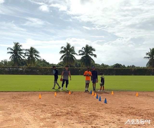 KT 강민성(왼쪽 2번째)이 도미니카공화국에 있는 야구 아카데미에서 현지 선수와 수비 훈련을 소화하고 있다. 사진제공｜강민성
