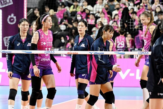 흥국생명 선수들이 11일 인천삼산월드체육관에서 열린 한국도로공사와 홈경기에서 세트스코어 2-3으로 패한 뒤 침통한 표정을 짓고 있다. 사진제공｜KOVO