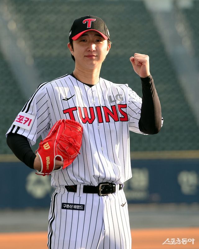 좌완투수 최채흥이 8일 잠실구장에서 열린 ‘2025년 LG 트윈스 신년 인사회’에 참석한 뒤 새 유니폼을 입고 포즈를 취하고 있다. 잠실｜김민성 기자 marineboy@donga.com