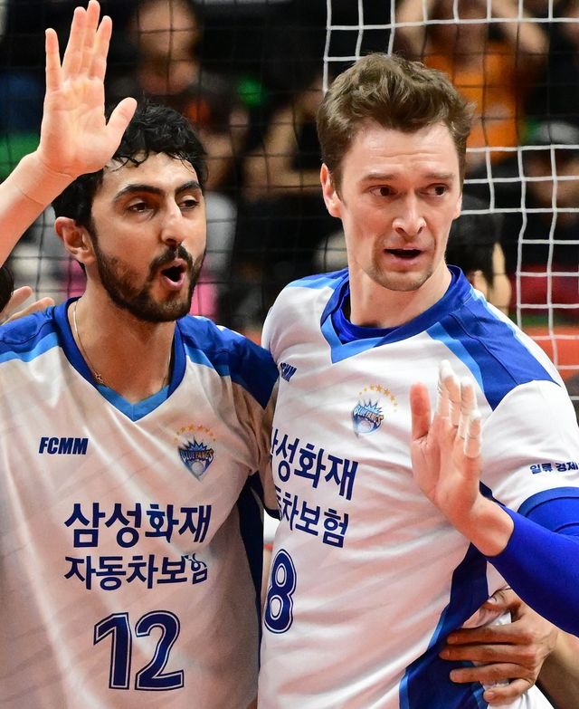 삼성화재 외국인 공격수 막심(오른쪽)과 아시아쿼터 공격수 파즐리가 11일 안산상록수체육관에서 열린 정규리그 4라운드 원정경기에서 OK저축은행을 꺾은 뒤 기뻐하고 있다. 사진제공｜KOVO