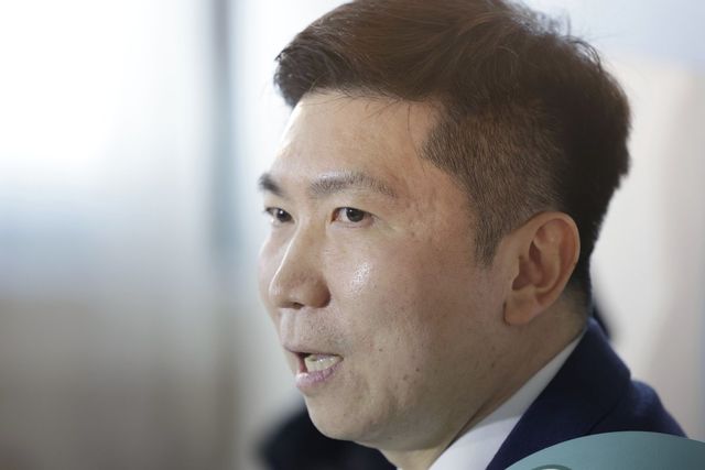 유승민 제42대 대한체육회장 선거 후보가 자신을 향한 네거티브 공세를 전면 반박했다. 유 후보는 13일 서울 종로구 학고재갤러리에서 열린 기자회견에서 “탁구협회장 시절 후원금을 페이백 받은 적이 없고, 2020도쿄올림픽 선수 선발 역시 순리대로 진행했다”고 밝혔다. 뉴시스