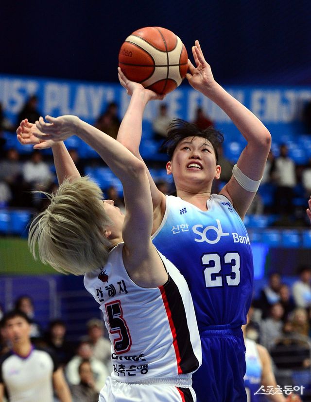 신한은행 홍유순(오른쪽). 스포츠동아DB