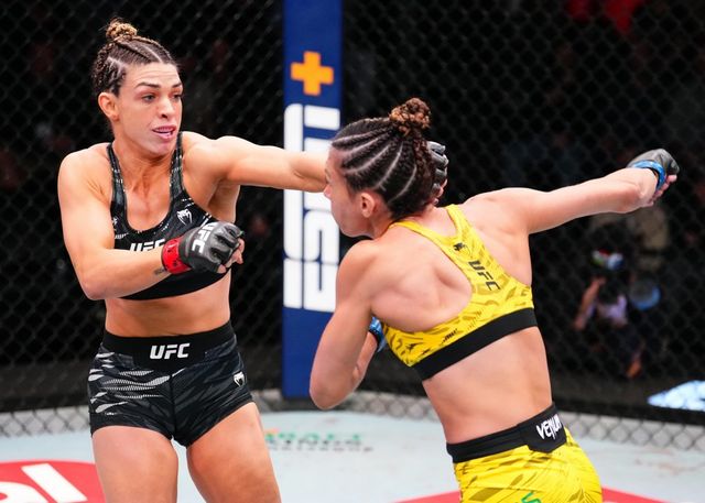 맥켄지 던(왼쪽)이 12일(한국시간) 미국 네바다주 라스베이거스&nbsp;UFC 에이펙스에서 열린 ‘UFC 파이트 나이트: 던&nbsp;vs 히바스&nbsp;2’ 메인 이벤트에서 히바스에게 주먹을 날리고 있다. 던은 이날 경기에서 히바스를 3라운드 4분 56초만에 암바 서브미션승을 거뒀다. 사진제공 ㅣUFC