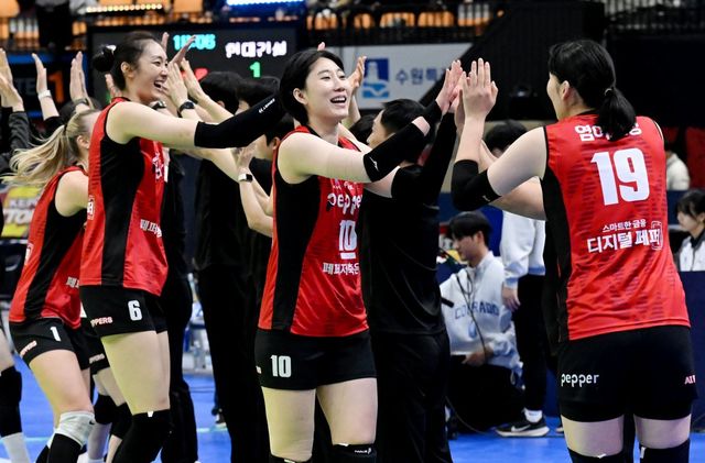 페퍼저축은행 선수들이 12일 수원체육관에서 현대건설을 꺾고 창단 첫 3연승에 성공한 뒤 기뻐하고 있다. 사진제공｜KOVO