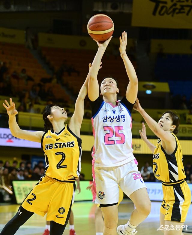 삼성생명 배혜윤(가운데)이 13일 청주체육관에서 열린 KB스타즈와 원정경기에서 허예은(왼쪽)과 나가타 모에의 수비를 뚫고 슛을 시도하고 있다. 청주｜주현희 기자 teth1147@donga.com