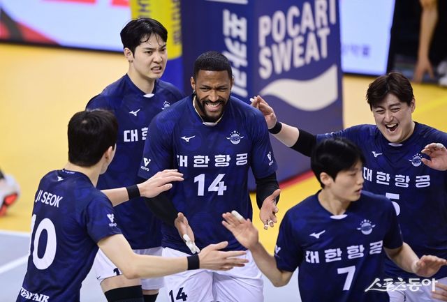 대한항공 외국인 아포짓 스파이커 요스바니(14번)가 12일 의정부 경민대 기념관에서 열린 KB손해보험과 원정경기 도중 득점한 뒤 동료들과 기쁨을 나누고 있다. 의정부｜주현희 기자 teth1147@donga.com