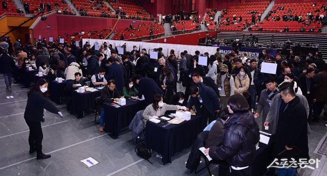 제42대 대한체육회장 선거에 참여한 선거인단이 14일 서울 송파구 올림픽공원 올림픽홀에서 투표를 하고 있다. 이번 선거는 역대 최고 경쟁률과 최다 선거인단을 기록했다. 주현희 기자 teth1147@donga.com