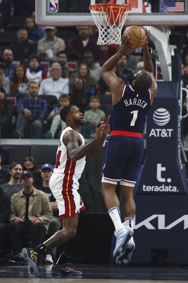 LA 클리퍼스 제임스 하든(오른쪽)이 14일(한국시간) 인투잇돔에서 열린 마이애미와 홈경기 도중 골밑 공격을 시도하고 있다. 클리퍼스는 나란히 20점 이상을 뽑은 하든, 노먼 포웰, 이비카 주비치를 앞세워 승리했다. LA｜AP뉴시스