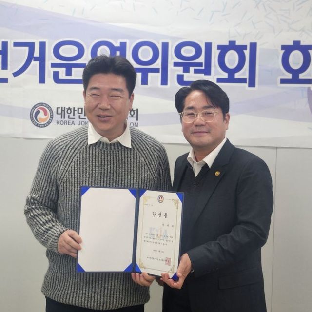 제3대 대한민국족구협회장에 당선된 이대재 당선인(오른쪽)이 13일 홍기용 현 협회장으로부터 당선증을 받고 있다.&nbsp; 사진제공 ㅣ 대한민국족구협회