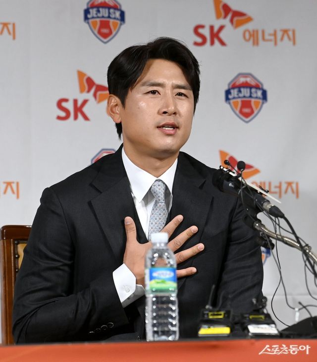 은퇴를 선언한 구자철이 14일 서울 신문로 축구회관에서 열린 기자회견 도중 취재진의 질문에 답하고 있다. 김종원 기자 won@donga.com