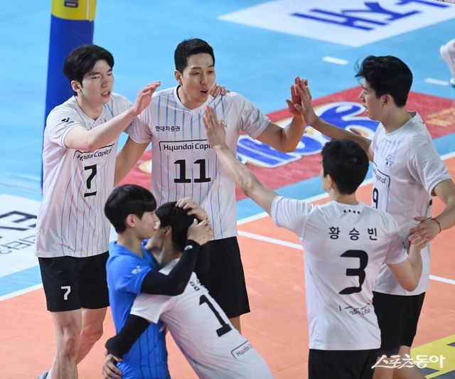 현대캐피탈 선수들이 15일 대전충무체육관에서 열린 V리그 남자부 정규리그 4라운드 원정경기에서 삼성화재에 셧아웃 승리를 거둔 뒤 기뻐하고 있다. 대전 | 김종원 기자 won@donga.com