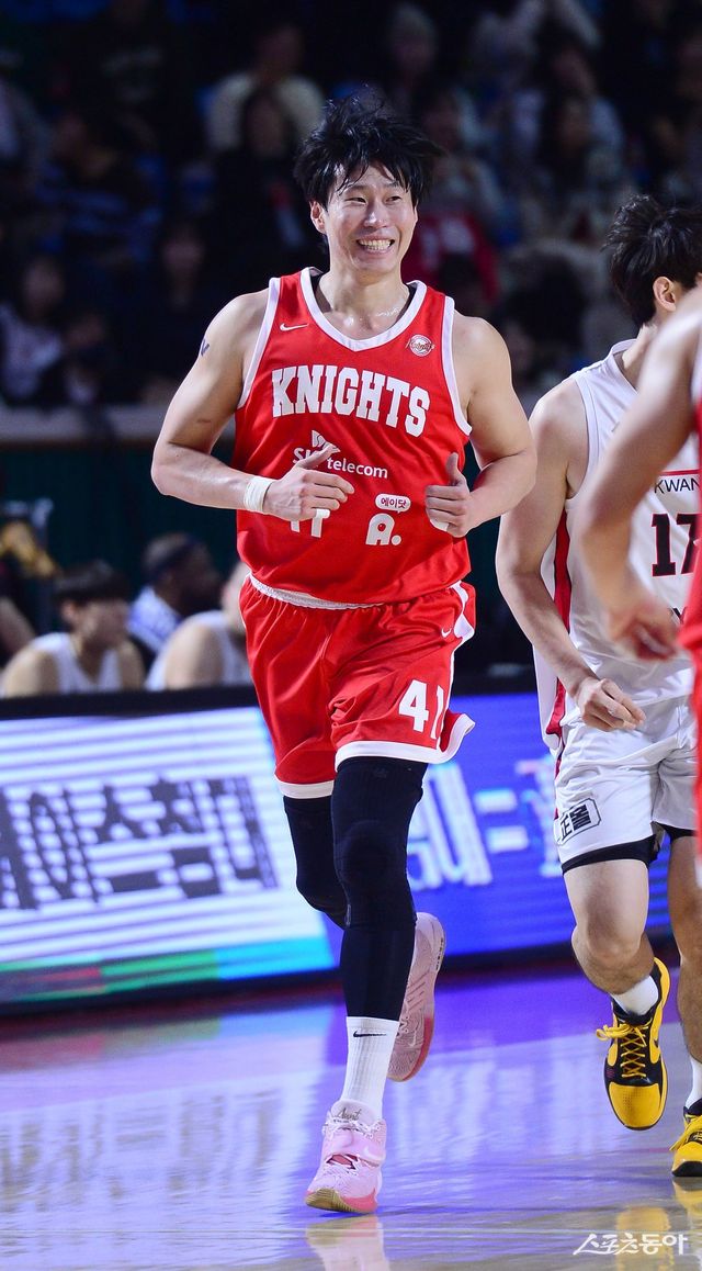 SK 오세근이 14일 잠실학생체육관에서 열린 정관장과 홈경기에서 3점슛을 터트린 뒤 웃고 있다. 그는 팀 내에서 가장 높은 3점슛 성공률을 기록 중이다. 잠실｜김종원 기자 won@donga.com